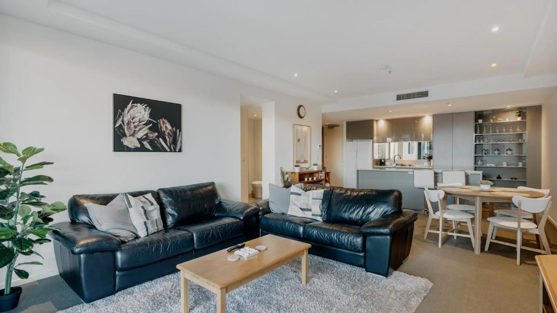 Central Located 2-Bed With Pool, Gym & Parking Canberra
