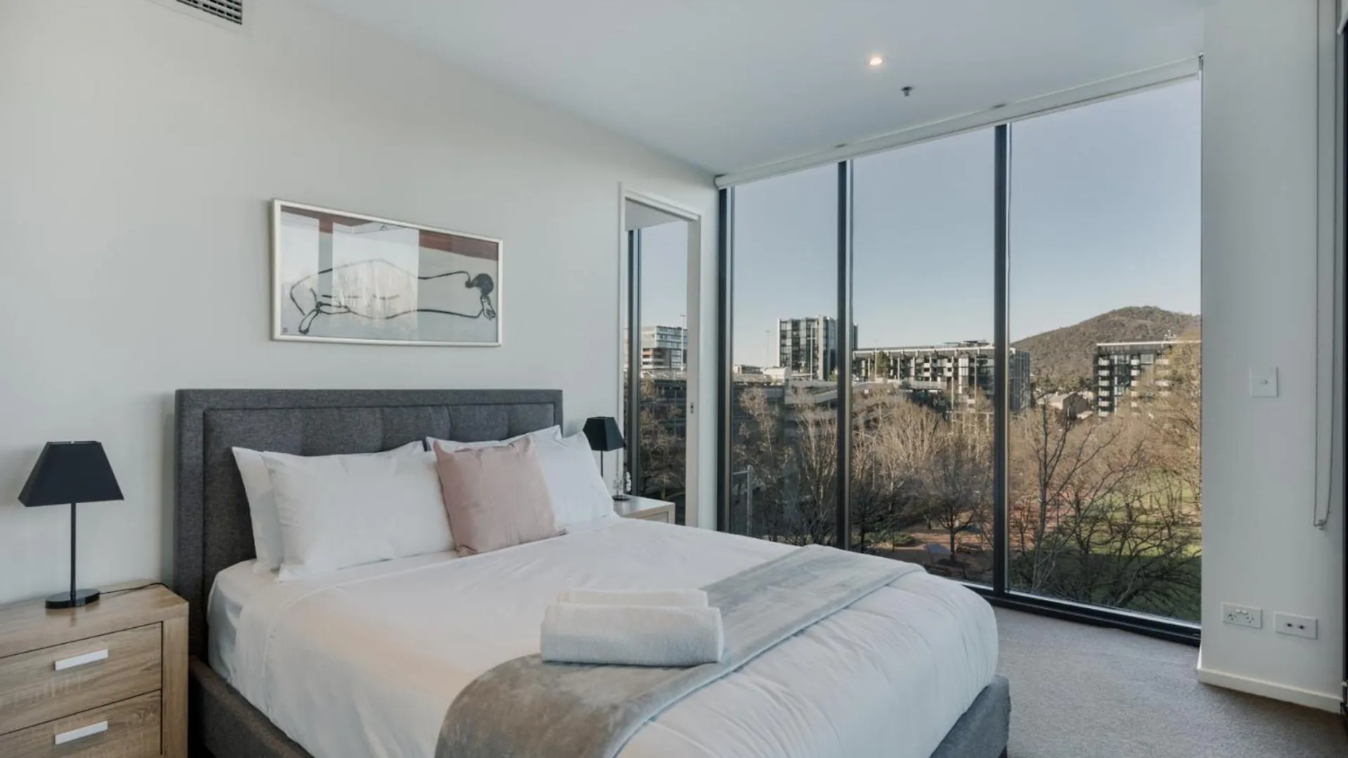 Central Located 2-Bed With Pool, Gym & Parking Canberra 0*,