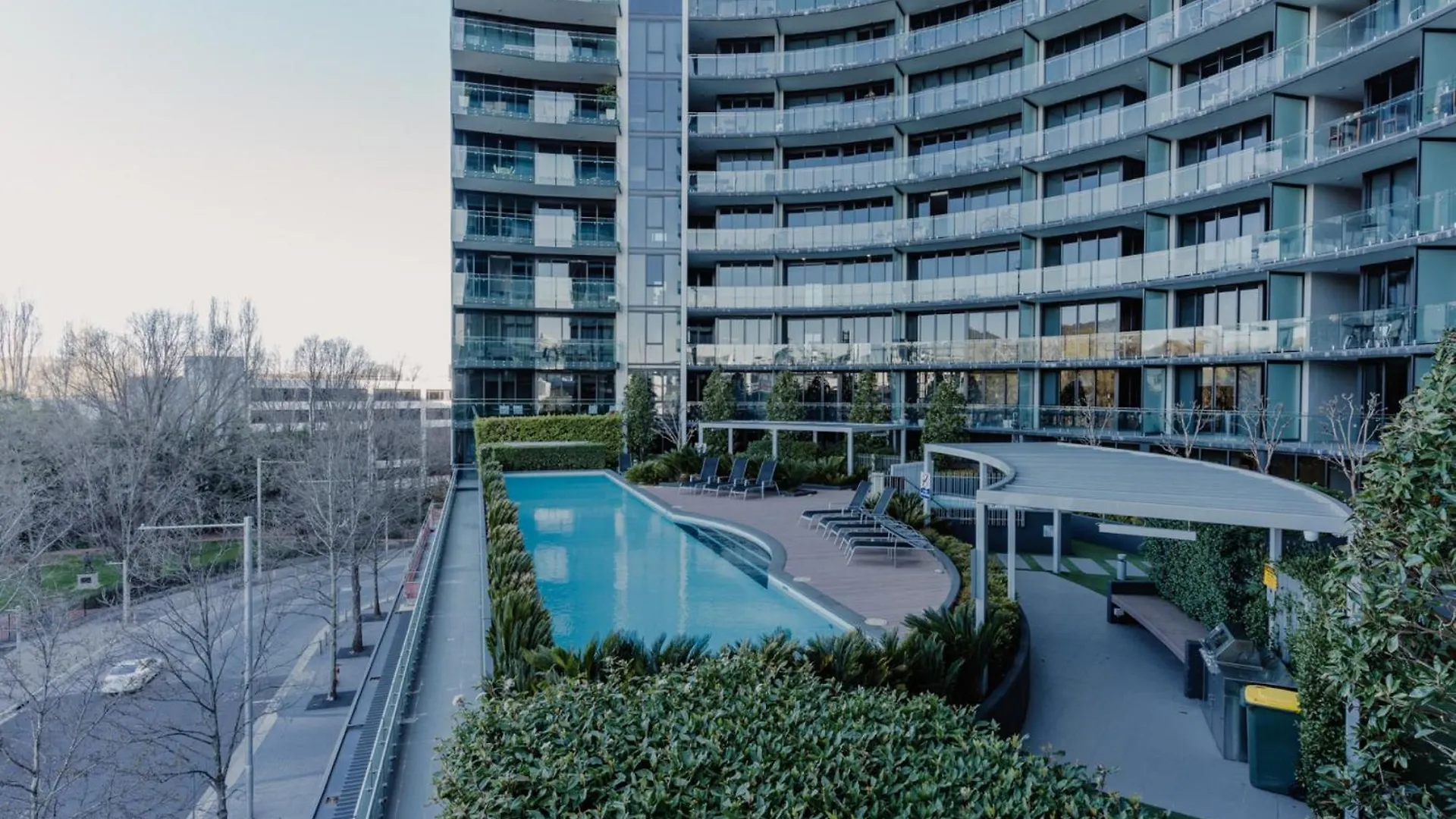 Central Located 2-Bed With Pool, Gym & Parking Canberra