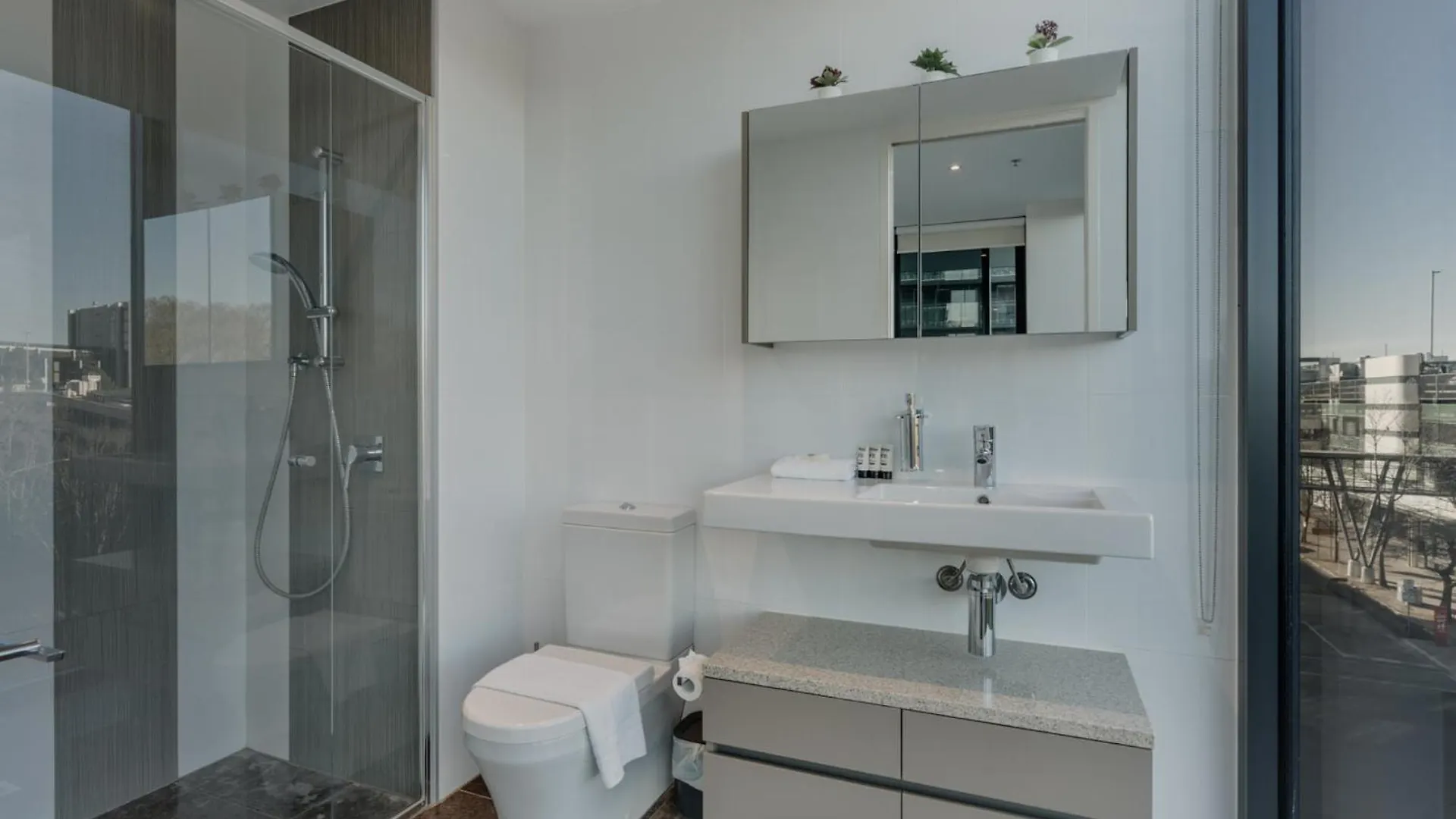 Apartment Central Located 2-Bed With Pool, Gym & Parking Canberra Australia